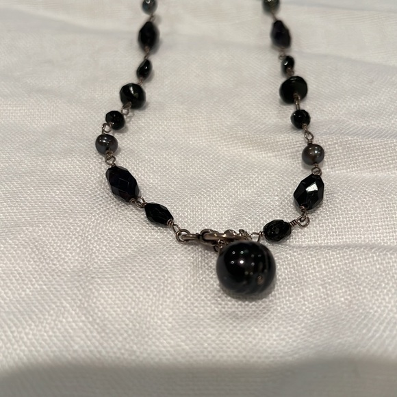 Black glass and pearl beaded necklace. - Picture 2 of 4